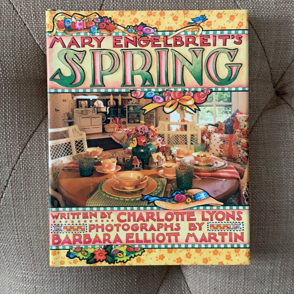 Mary Engelbriet’s Spring and Autumn Decor Books - Picture 4 of 5